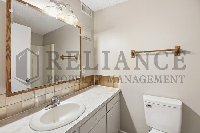 Building Photo - 1908 N Jeanette St