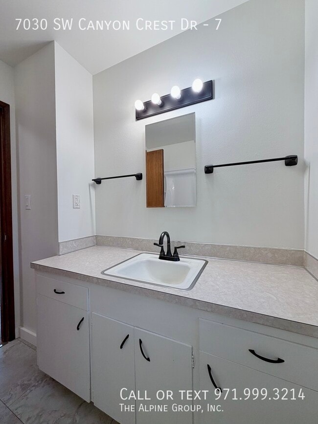 Building Photo - 7030 SW Canyon Crest Dr