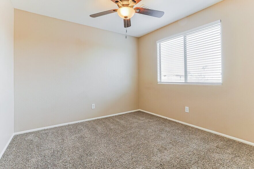 Building Photo - 1435 E Pryor Rd