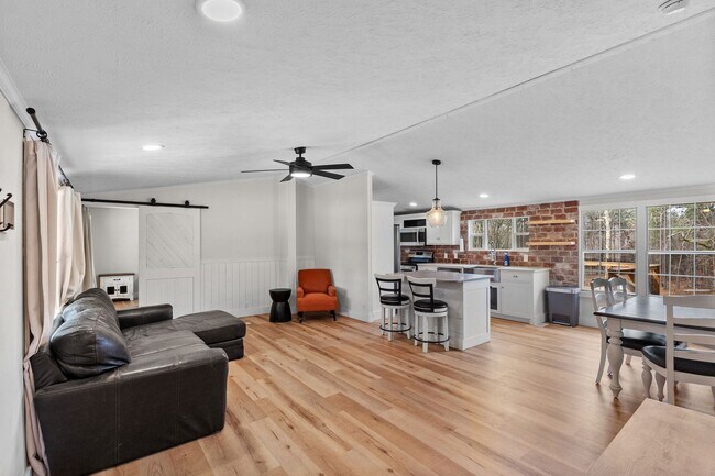 Building Photo - Ranch with 6 Acres!