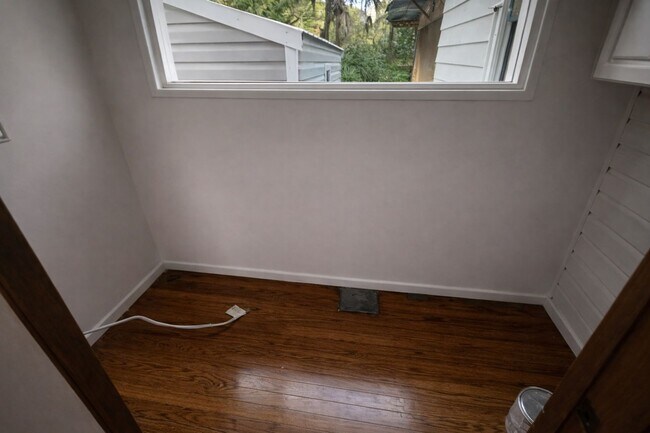 Building Photo - Beautifully Kept Historic Home!!