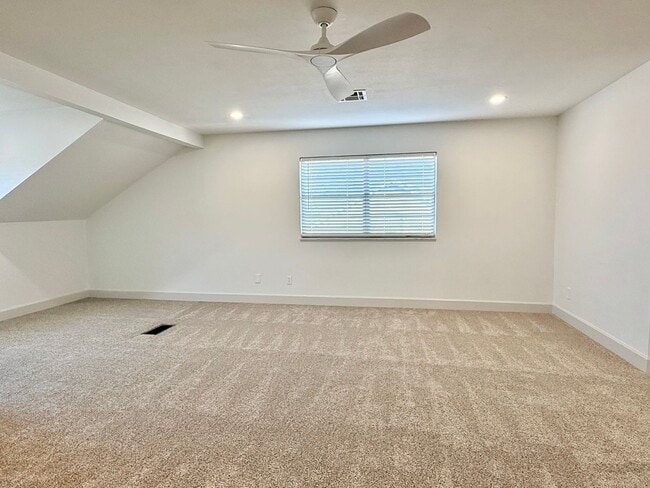 Building Photo - Quiet & Cute! Remodeled 1 Bed, 1 Bath Near...