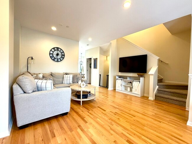 Building Photo - 362 Broadmoor Ln