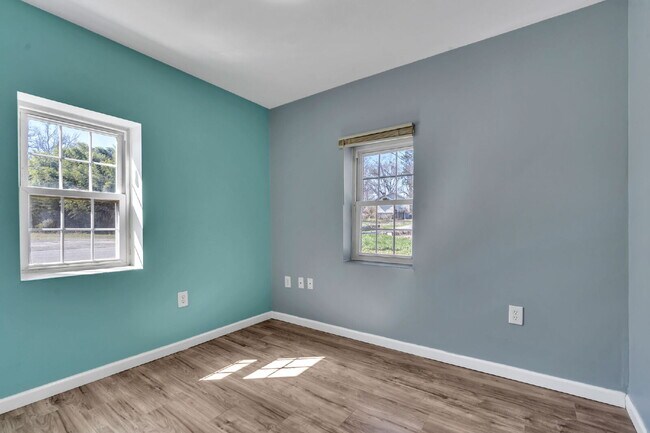 Building Photo - 2BR/1BA Triplex apartment home move-in ready!! $850/mo**