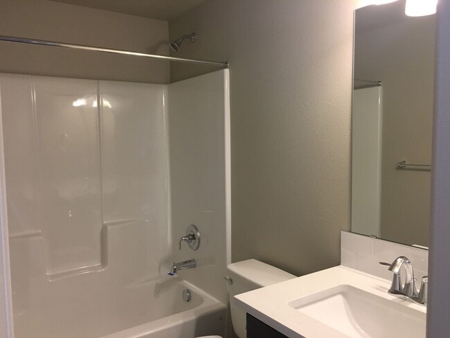 Building Photo - 2 Bedroom / 1 Bathroom Cottage in SW Redmond