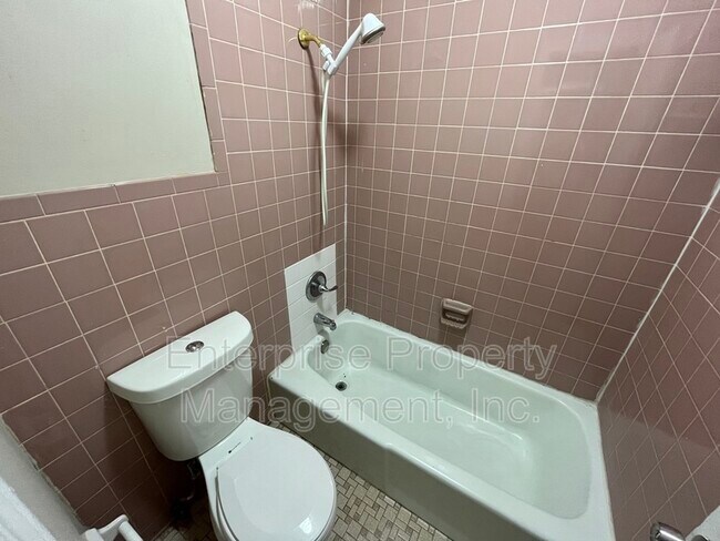 Building Photo - 424 Deerskin Dr