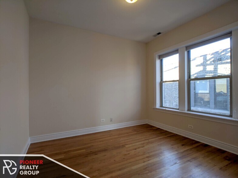 Building Photo - 1204 W Waveland Ave