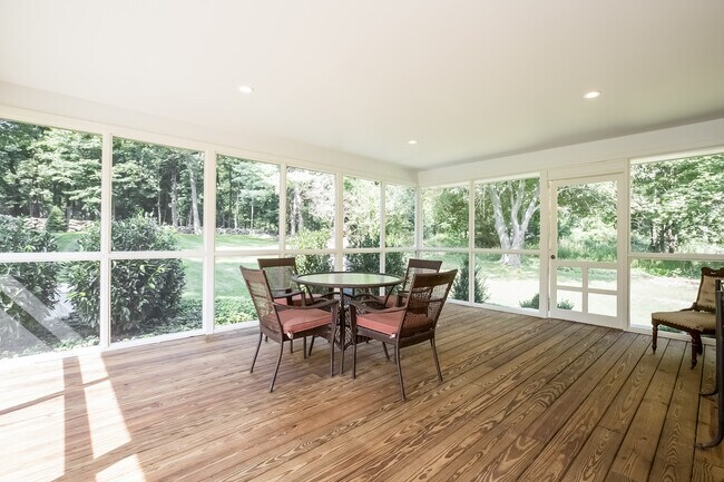 Building Photo - 395 Taconic Rd