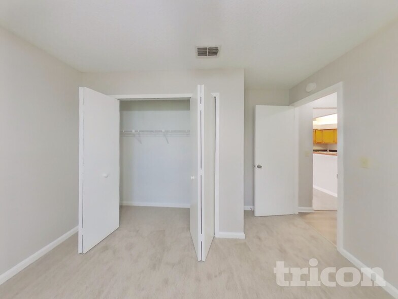 Building Photo - 1854 MacKenzie Ct N