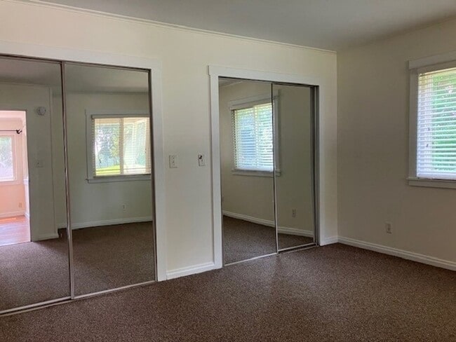 Building Photo - 3-Bedroom 1 Bathroom Lake House!