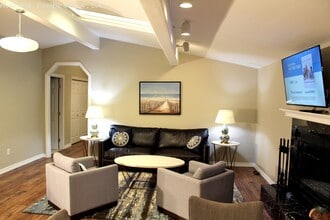 Building Photo - 376 Hillcrest Ave