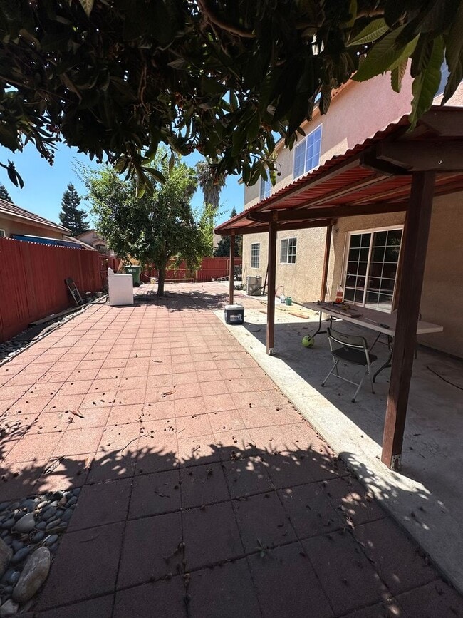 Building Photo - Fantastic 2 Story Home With Desirable Location