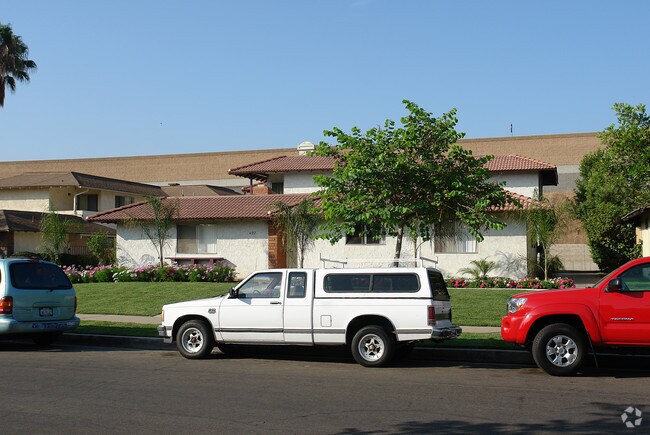 Building Photo - 402 W Fairway Dr