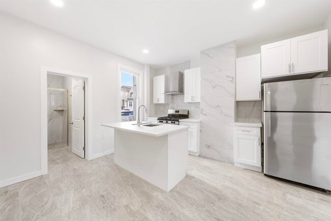 Primary Photo - 600 67th St