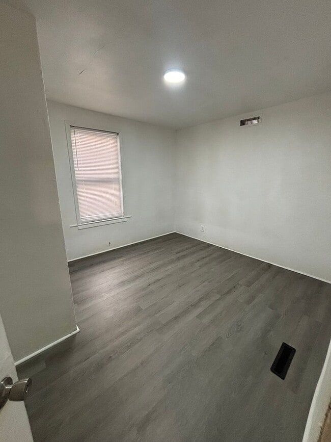 Building Photo - 2 bedroom 1 bathroom House