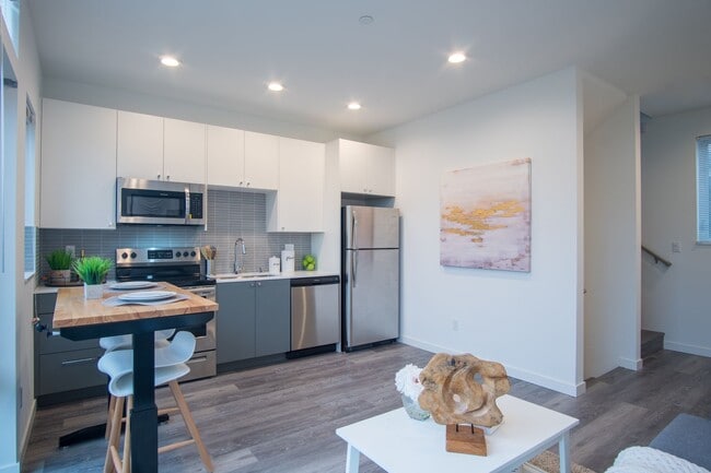 Building Photo - Modern 3BR/3BA Townhouse with Rooftop - Views of Downtown!