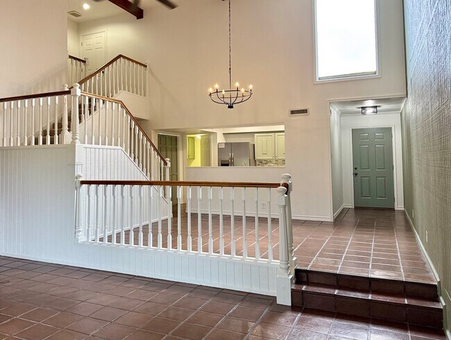 Building Photo - 511 Fairway Dr