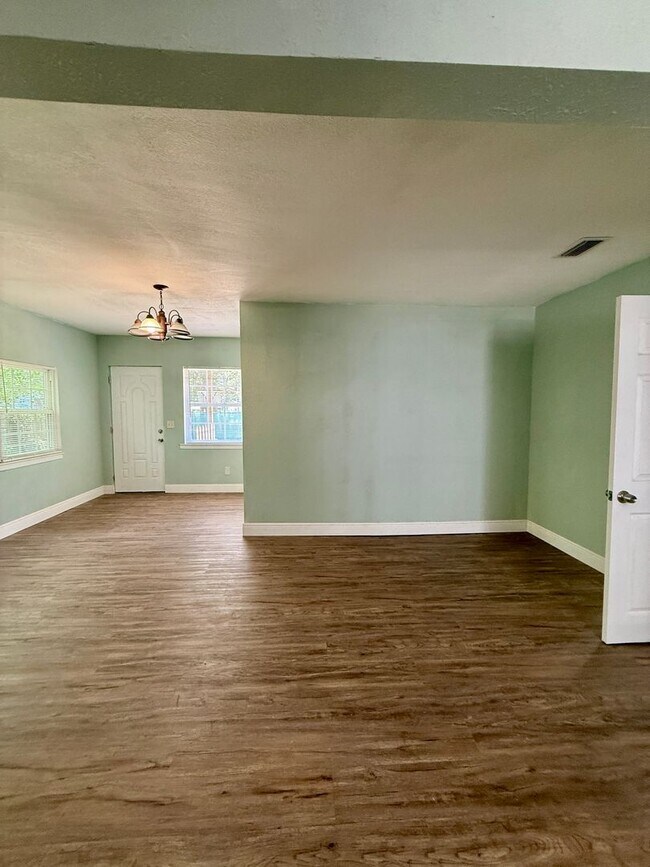 Building Photo - Great and Affordable 4 Bedroom 2 Bathroom House for Rent