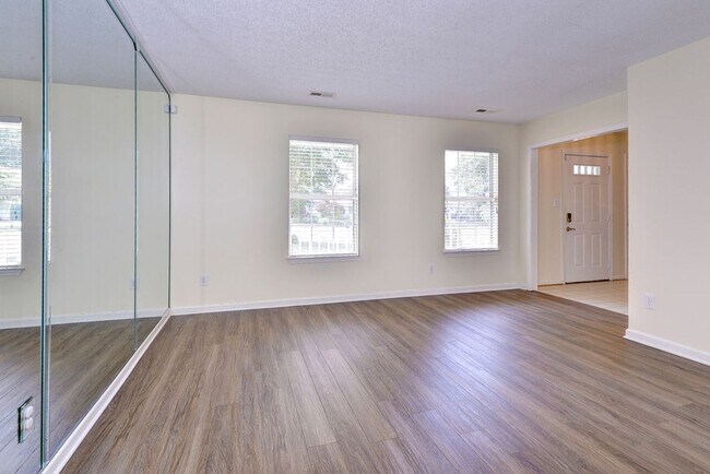 Building Photo - Convenient Coventry Home