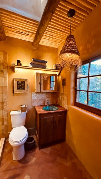 Building Photo - 824 Canyon Rd