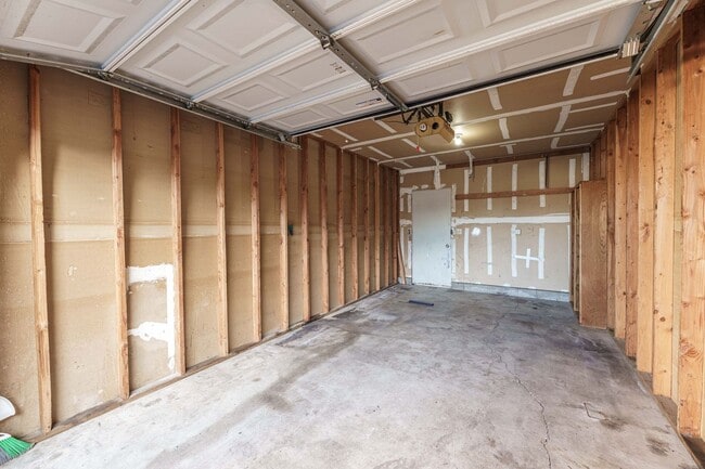 Building Photo - Updated 1 Bed / 1 Bath Upper-Level Condo with Balcony, Garage & A/C — Gated Community!