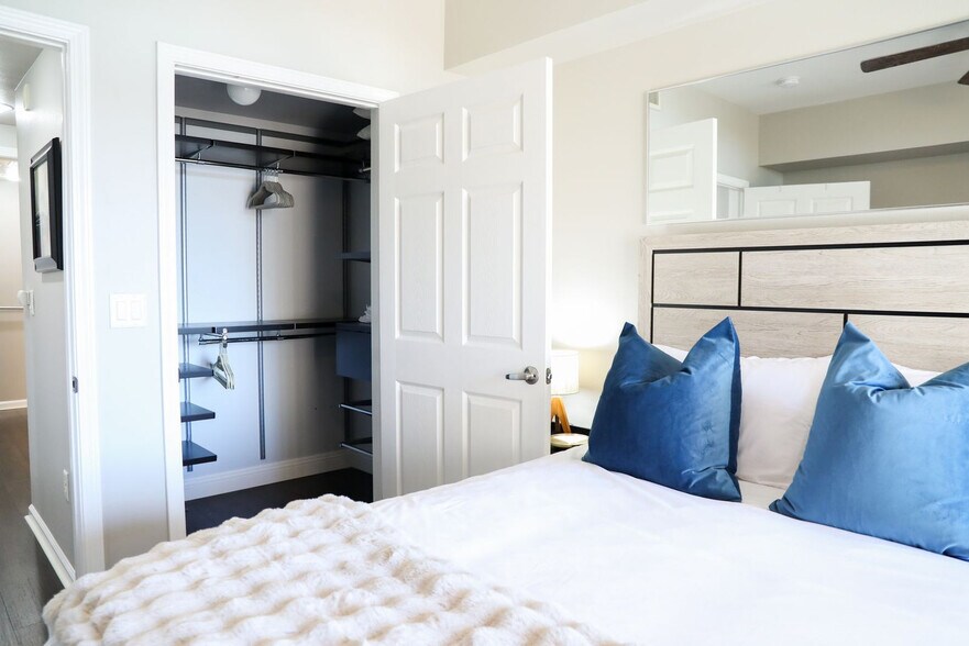 Building Photo - 2419 Fifth Avenue-SI FL1-ID1335164P