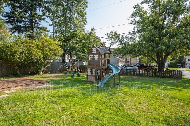 Building Photo - 1547 Sherbrook Rd