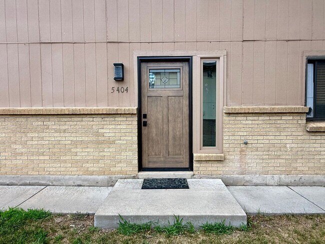 Building Photo - Charming 2BR Townhome w/ Attached Garage in Prime Lakewood Location!