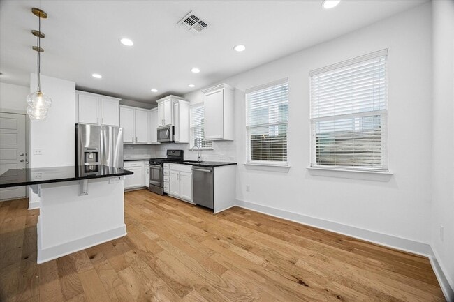 Building Photo - 7203 Bertram Ct