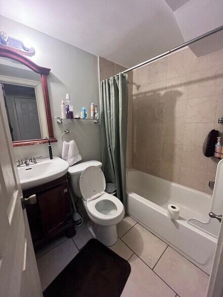 Building Photo - 135 Hillside St