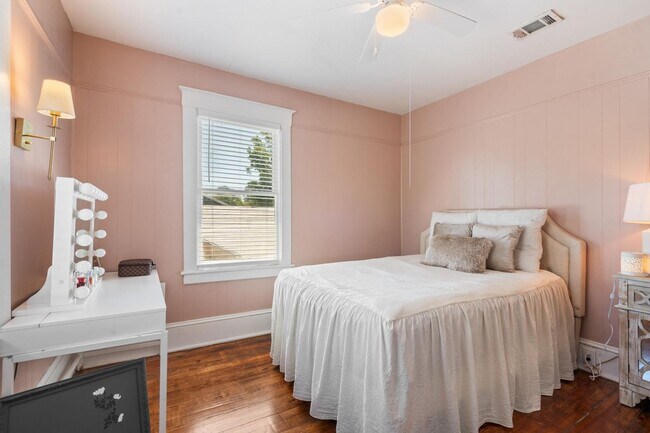 Building Photo - Charming 3 Bedroom Home Near Downtown Savannah with Flex Room & Fenced Yard