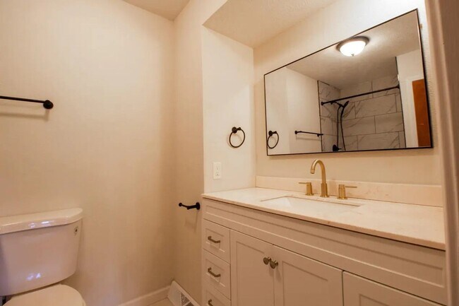 Building Photo - 4 Bedroom 3 Bathroom 2 Car Garage