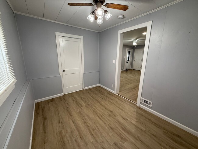 Building Photo - Great Rossville Home