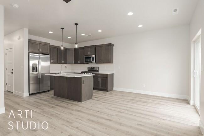 Building Photo - New Canyon Crest 3 Bedroom, 2.5 Bathroom T...