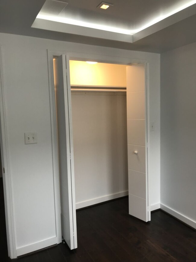 Building Photo - Modern 2 Bedroom in Adams Morgan!