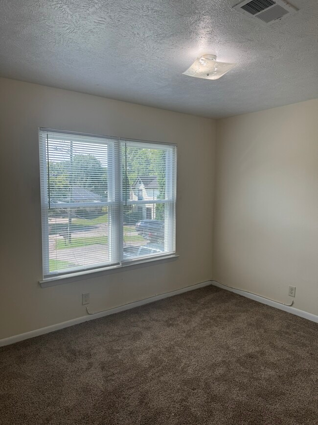 Building Photo - 1310 Ewing Creek Dr