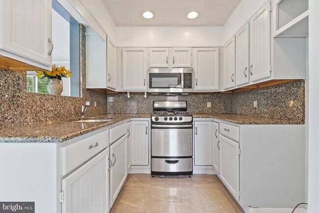 Building Photo - Picture-Perfect 2 Bedroom Home!