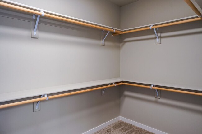 Building Photo - 3 bedroom 2 bath -3 car garage!