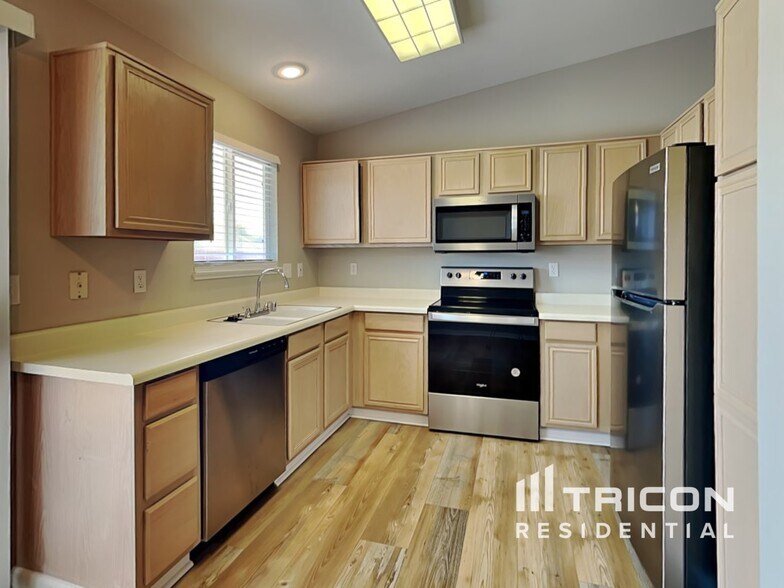 Building Photo - 5907 Poinsettia Ct