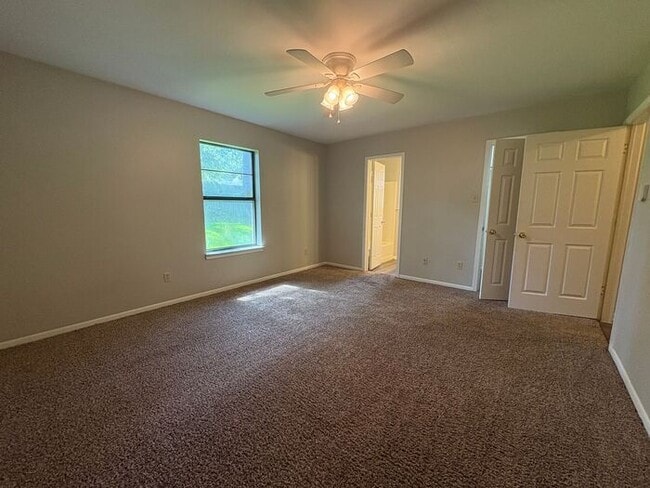 Building Photo - Available Now! 3 bedroom charming duplex!