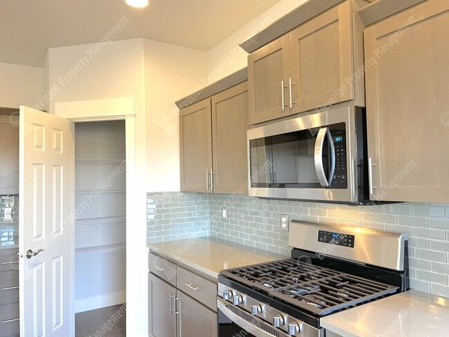 Building Photo - 4BR SE Bend home in great neighborhood wit...