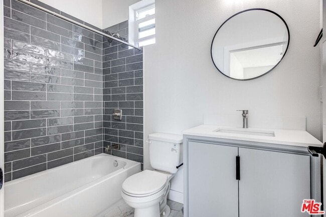 Building Photo - 624 W 83rd St