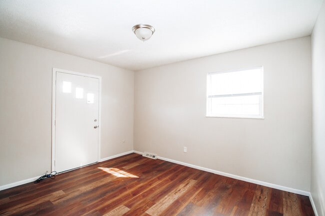 Building Photo - 653 Williamsville Ave