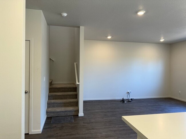 Building Photo - 4 bedroom 2.5 bathrooms in the beautiful M...