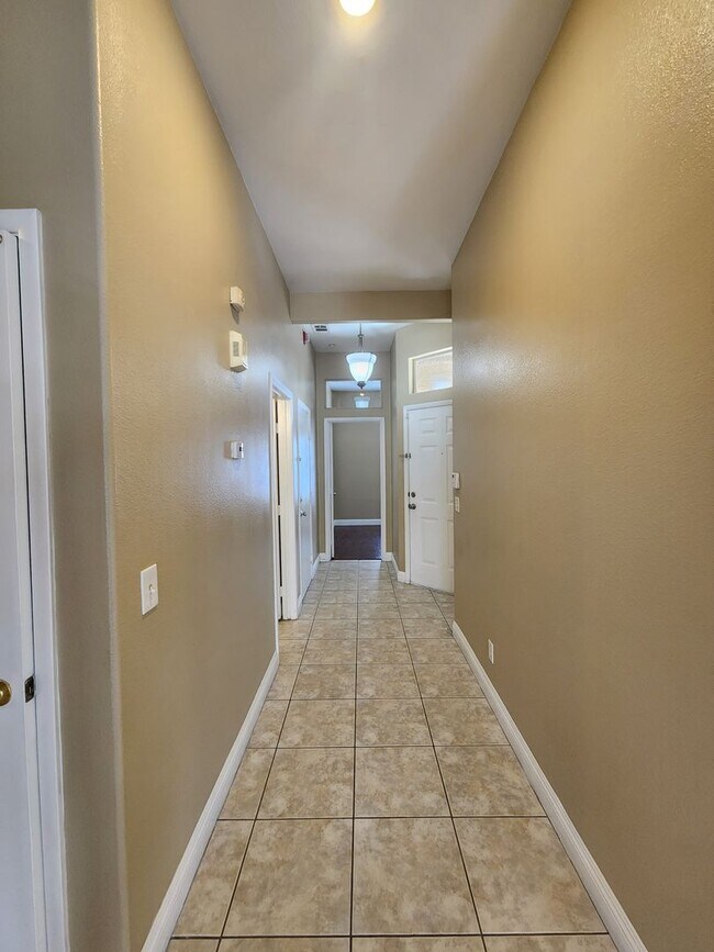 Building Photo - A Fabulous 3 Bedroom Townhome In North Las...