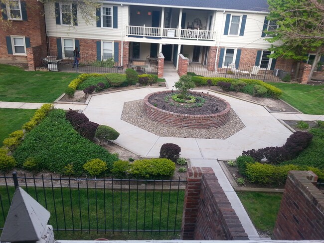 Courtyard view from balcony. - 2107 Glouchester Dr