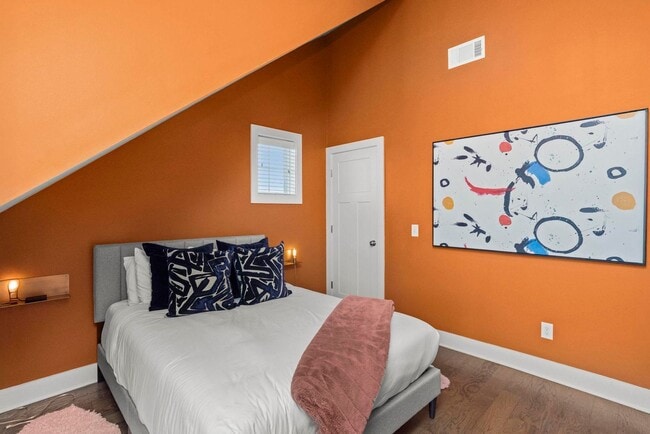 Building Photo - 4 BEDROOM, 5 BATH, 2-CAR GARAGE-