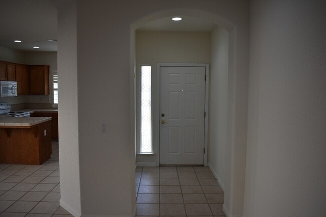 Building Photo - 805 Vía Rosa