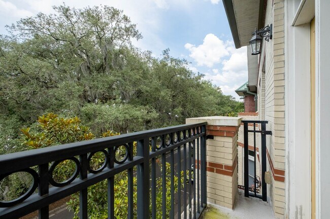 Building Photo - Exclusive Townhome with garage - Regents Park
