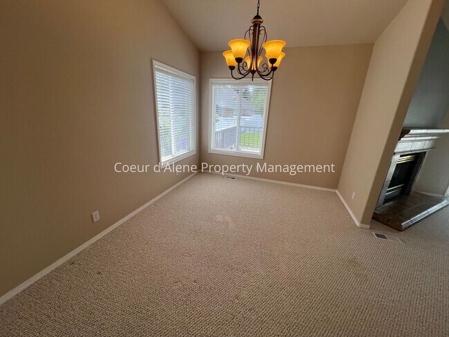Building Photo - 2 bed, 2 bath townhouse near Avondale Golf Course!